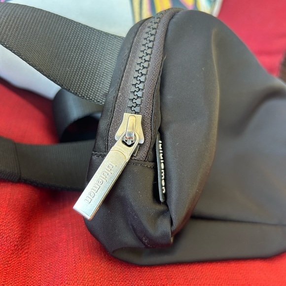 Lululemon fanny pack “Everywhere Belt Bag” - Black, S, but adjustable waistband! - Picture 3 of 6